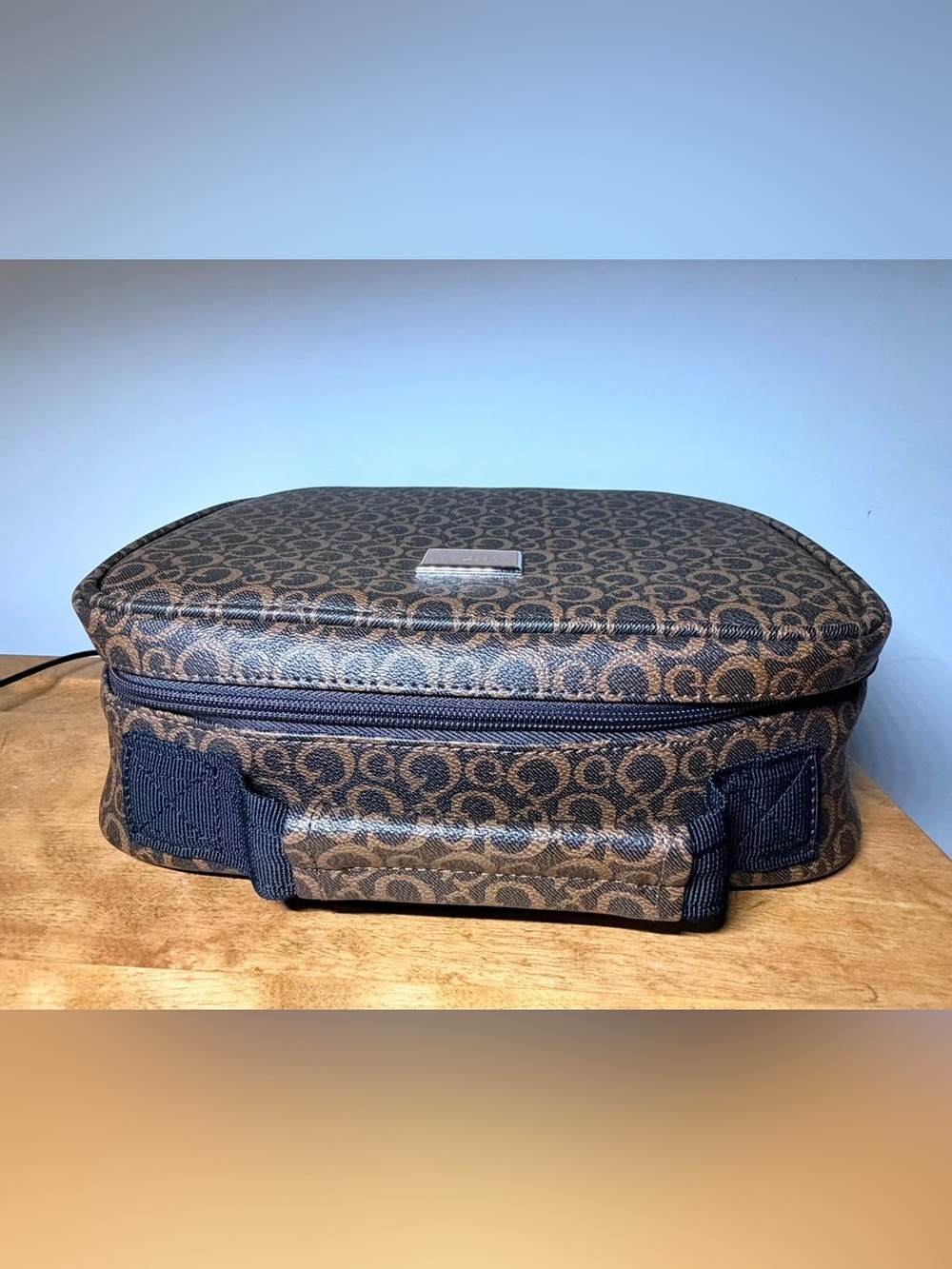 Guess Monogram Cosmetic Case / Lunch Bag – Brown